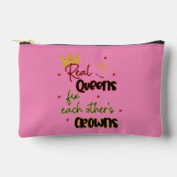 Echte koninginnen maken elkaars kronen vast