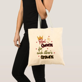 Echte koninginnen maken elkaars kronen vast tote bag