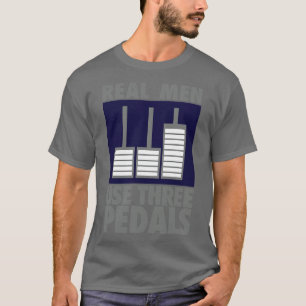 Echte mannen gebruiken drie pedalen t-shirt