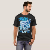 Echte Mannen met een oplopend Jet Skiend-ontwerp T-shirt (Voorkant volledig)