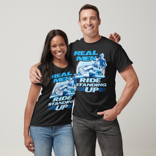 Echte Mannen met een oplopend Jet Skiend-ontwerp T-shirt (Unisex)