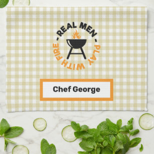 Echte Mannen spelen met Fire Barbecue Grill Theedoek