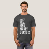 Echte Mannen trouwen met dokters T-shirt (Voorkant volledig)
