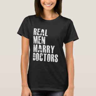 Echte Mannen trouwen met dokters voor dokters T-shirt