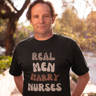 Echte mannen trouwen met verpleegsters t-shirt