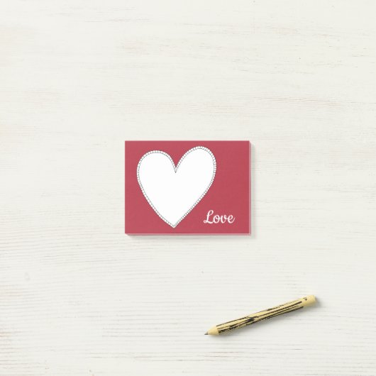 Echte rode liefde met witte hart post-it® notes (Op bureau)