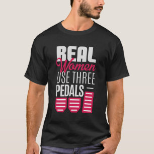 Echte vrouwen gebruiken drie pedalen stick shift a t-shirt