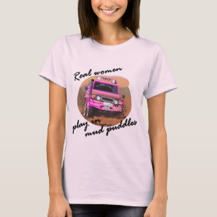 Echte vrouwen spelen in mud pudzels. t-shirt