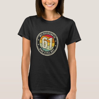 Echtgenoot 61e verjaardag Mijn man is 61 en nog st T-shirt