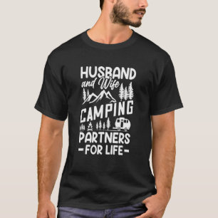 Echtgenoot en echtgenote Camping Partners voor een T-shirt