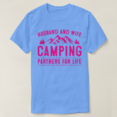 Echtgenoot en echtgenote Camping Partners voor het T-shirt (Design voorkant)