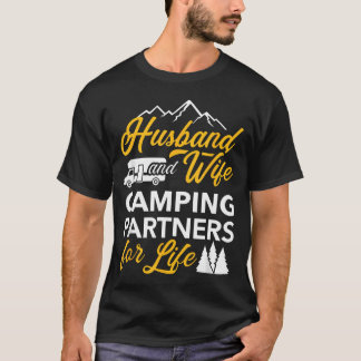 Echtgenoten en echtgenotes kampeerpartners voor he t-shirt
