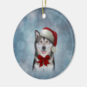 Echthond in het rode pet van de kerstman keramisch ornament (Links)