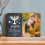 Éclairage étoilé | CARTE PHOTO HANOUKKA<br><div class="desc">Festive Hanoukka carte photo présente votre photo préférée alignée à droite,  avec "Hanoukka joyeuse" en lettres blanches sur un riche arrière - plan bleu marine orné d'étoiles et d'une menorah éclairée. Personnalisez avec vos noms et l'année.</div>