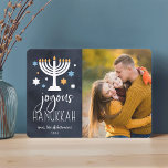 Éclairage étoilé | CARTE PHOTO HANOUKKA<br><div class="desc">Festive Hanoukka carte photo présente votre photo préférée alignée à droite,  avec "Hanoukka joyeuse" en lettres blanches sur un riche arrière - plan bleu marine orné d'étoiles et d'une menorah éclairée. Personnalisez avec vos noms et l'année.</div>