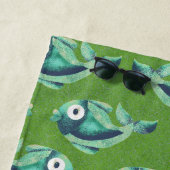 École de poisson vert serviette de plage (En situation)