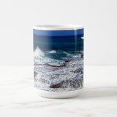 Écraser Des Vagues Sur Des Rochers De Mug (Centre)