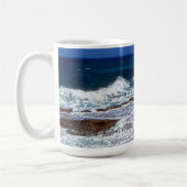 Écraser Des Vagues Sur Des Rochers De Mug (Gauche)