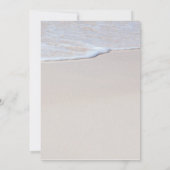 Écrit dans Sand Tropical Beach Wedding Invitation (Dos)