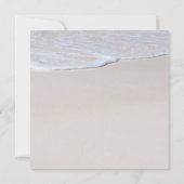 Écrit dans Sand Tropical Beach Wedding Invitation (Dos)