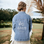 Écriture blanche moderne calligraphie mariage Mari<br><div class="desc">Voici notre veste Denim Calligraphie de design Madame Name - où le denim classique rencontre l'élégance personnalisée. Parfait pour la nouvelle mariée ! Le script blanc ajoute une touche de sophistication à votre style quotidien. Le texte modifiable garantit que cette veste n'est pas seulement une tenue mais une toile pour...</div>