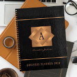 Écriture de nom d'or noir monogramme moderne<br><div class="desc">Une élégante entreprise de classe ou un planificateur noir 2025 personnel avec étiquette de carré en cuivre or géométrique monogrammed sur un arrière - plan en cuir noir. Parfait pour une image d'entreprise design pour un directeur d'entreprise, réalisateur, styliste de mode, décorateur d'intérieur, designer, architecte, directeur de salon de beauté,...</div>