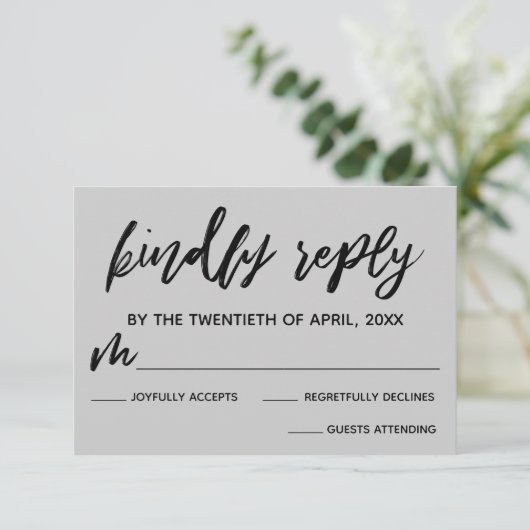 Écriture décontractée Carte RSVP de mariage gris c (Debout devant)