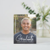 Écriture décontractée Graduate Photo Invitation (Debout devant)