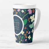 Écriture florale 1 Pierre 5:7 Mug latte (Angle droit)