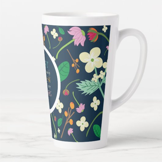 Écriture florale 1 Pierre 5:7 Mug latte (Droite)