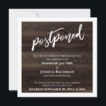 Écriture manuscrite Mariage reporté Carte en bois<br><div class="desc">Cette conception présente une police de caractères manuscrite moderne utilisée pour créer un graphique représentant le mot "reporté", en grand et en gras. L'arrière-plan était recouvert d'un graphique en bois rustique avec des planches de bois horizontales. Pour un effet gras supplémentaire, j'ai placé une bordure blanche épaisse autour des bords...</div>