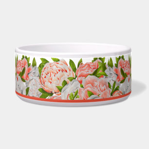 Écuelle Des pivoines assortées sur un bol de salade