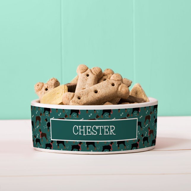 Écuelle Dobermans rouges et noirs dans Scarves Motif d'hiv (Winter Doberman Pattern Dog Bowl with Custom Name (add your own dog name))