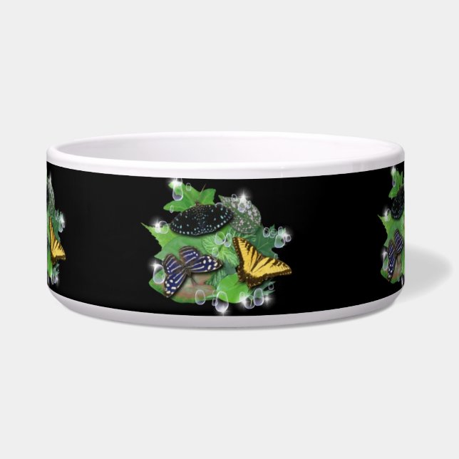 Écuelle Papillon sur les feuilles vertes et les gouttes de (Devant)
