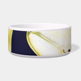 Écuelle Poire mûre, arrière - plan noir, jardin