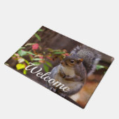 Écureuil Commence Patiemment À Accueillir Le Tapis (Incliné)