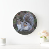 Écureuil gris sur la grande horloge ronde (Maison)