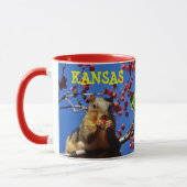 Écureuil Kansas mangeant une Mug de café Berry rou (Gauche)