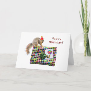 Écureuil sur la présente carte d'anniversaire