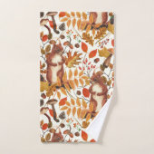 Écureuils d'automne et flore automnale sur le blan (Serviette à main)
