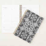 Écureuils main tiré Mandala<br><div class="desc">Ce planificateur annuel d'écureuils de bois, qui présente des oeuvres d'art de mandala élaborées à la main, ajoutera un style original et fantaisiste à votre journée de travail. Ce planificateur hebdomadaire détaillé présente un modèle de mandala d'écureuil, avec des détails dessinés à la main en blanc, qui se démarque magnifiquement...</div>