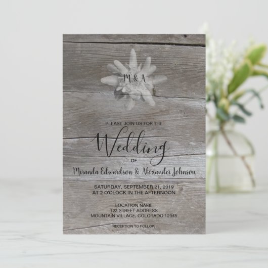 Edelweiss op rustiek houten monogram land Bruiloft Kaart (Staand voorkant)
