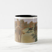 Edgar Degas | Race-paarden voor de kust Tweekleurige Koffiemok (Center)