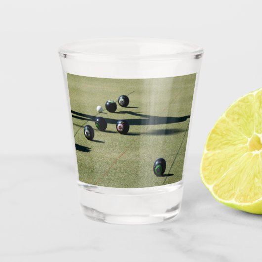 Edge of Victory: een close call bij Lawn Bowls Shot Glas (Voorkant)