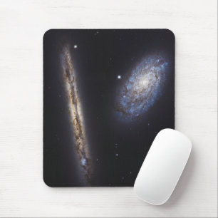 Edge-On Galaxy NGC 4302 & gekantelde Galaxy NGC 42 Muismat