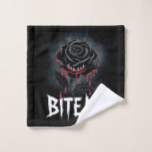 Edgy 'Bite Me' Design Rose gothique (Gant de toilette)