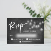 Edison Lights Chalkboard Moderne Calligraphie RSVP (Debout devant)