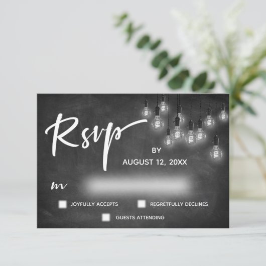 Edison Lights Chalkboard Moderne Calligraphie RSVP (Debout devant)