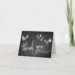 Edison Lights Chalkboard Typographie Merci<br><div class="desc">Cette élégante et rustique carte de remerciements mariage présente un graphisme arrière - plan en damier texturé, superposé d'images représentant des cordes de lumières Edison vintages suspendues à l'échelle grise. J'ai utilisé une police de caractères élaborée et moderne pour rendre des graphiques représentant les mots "merci". Un message d'espace a...</div>