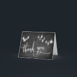 Edison Lights Chalkboard Typographie Merci<br><div class="desc">Cette élégante et rustique carte de remerciements mariage présente un graphisme arrière - plan en damier texturé, superposé d'images représentant des cordes de lumières Edison vintages suspendues à l'échelle grise. J'ai utilisé une police de caractères élaborée et moderne pour rendre des graphiques représentant les mots "merci". Un message d'espace a...</div>